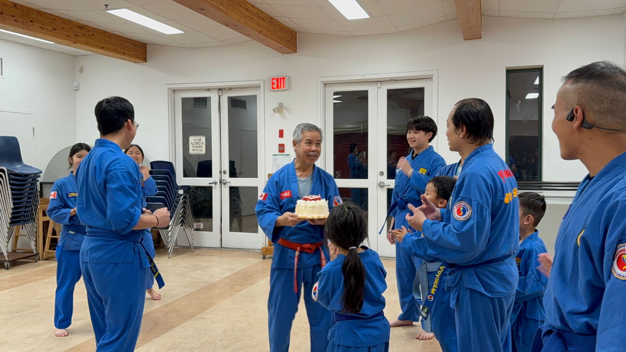 Master Thu holding the cake